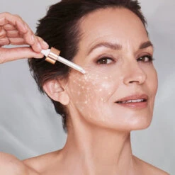 CHARLOTTE'S MAGIC SERUM CRYSTAL ELIXIR -SEP Beauty Shop Magic Serum Model Mature